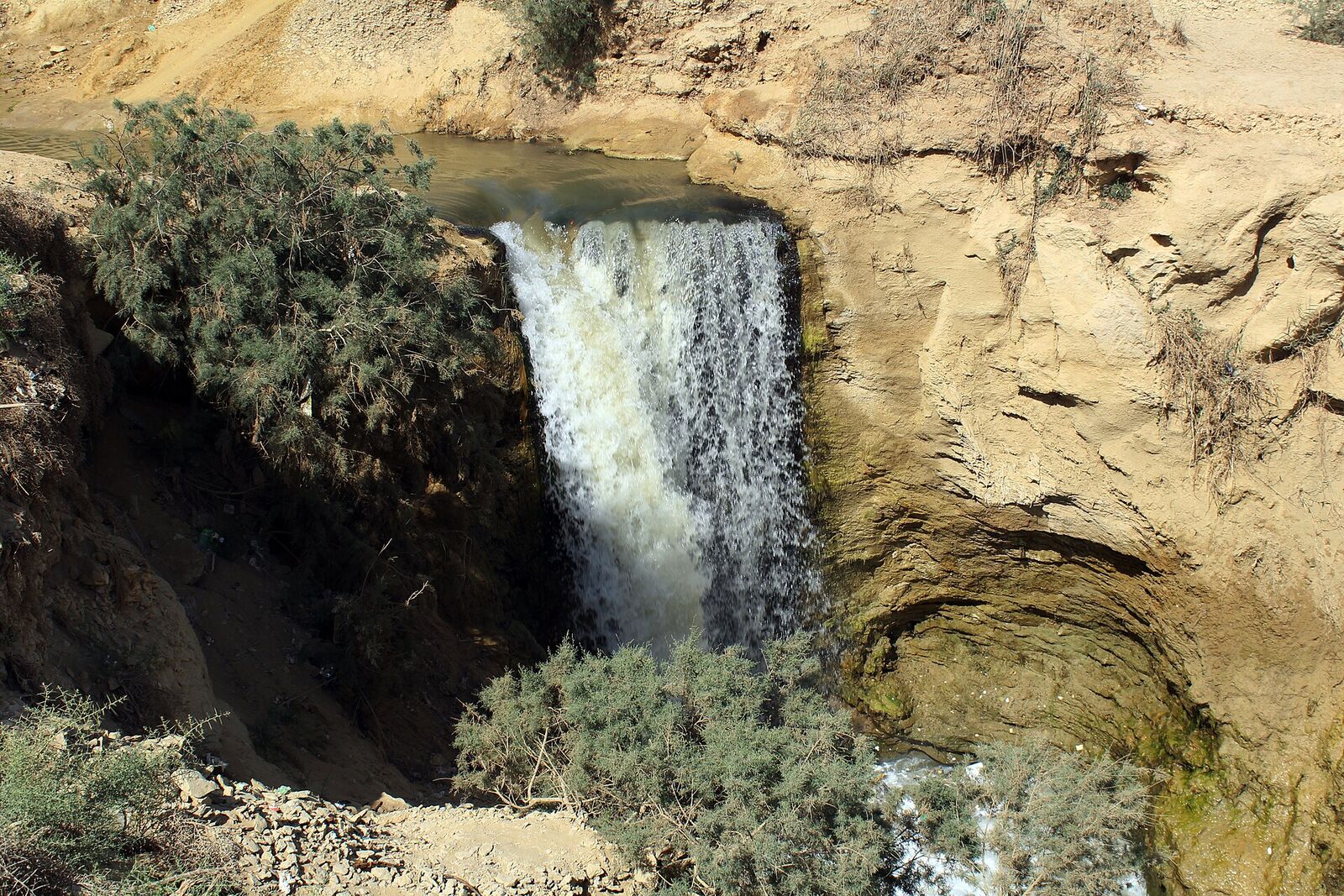 Fayoum: Wadi el-Rayan waterfalls & the Valley of the Whales